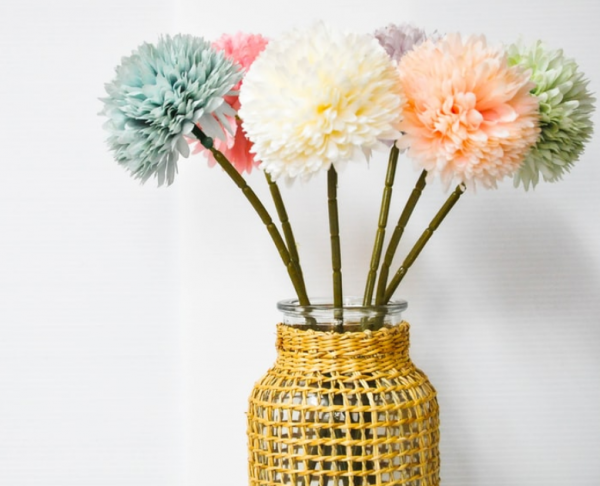 Vas bunga dari bahan rotan dengan nuansa alami